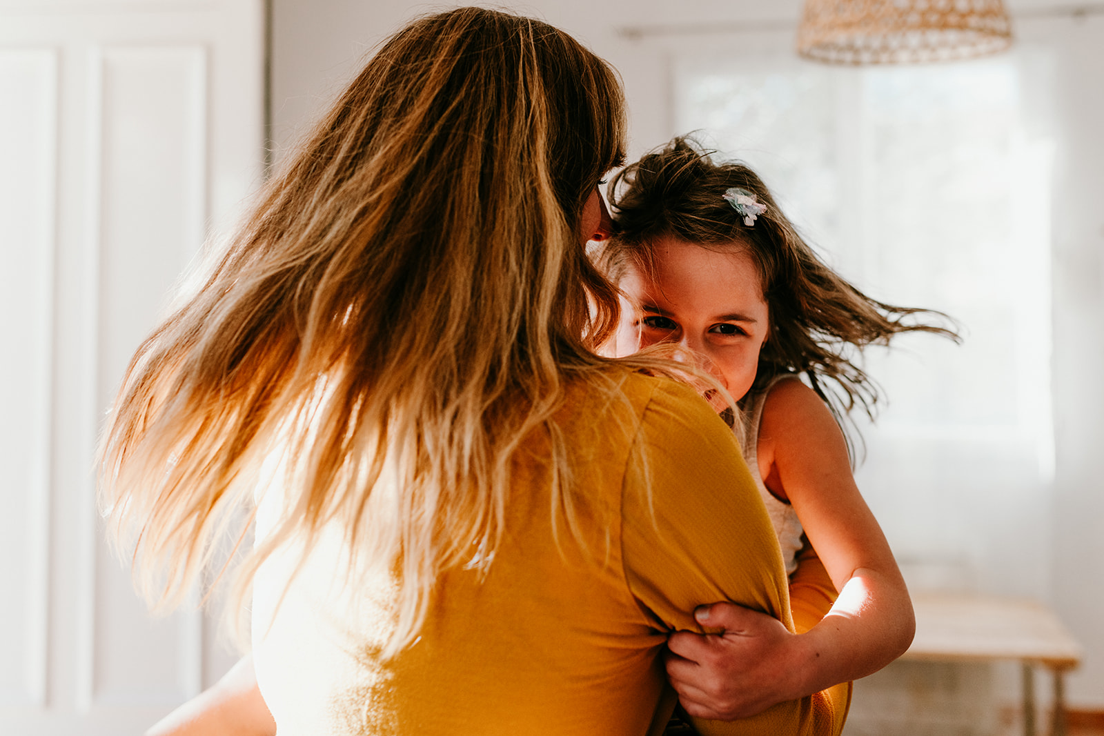 maman qui danse avec sa fille