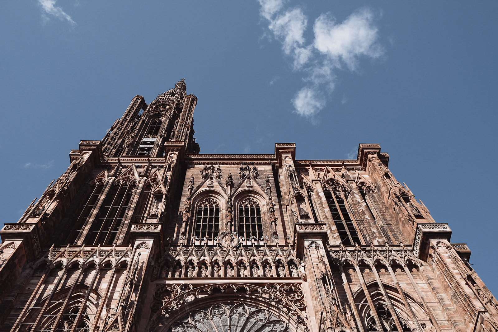 Strasbourg Cathedrale de Strasbourg dans le ciel