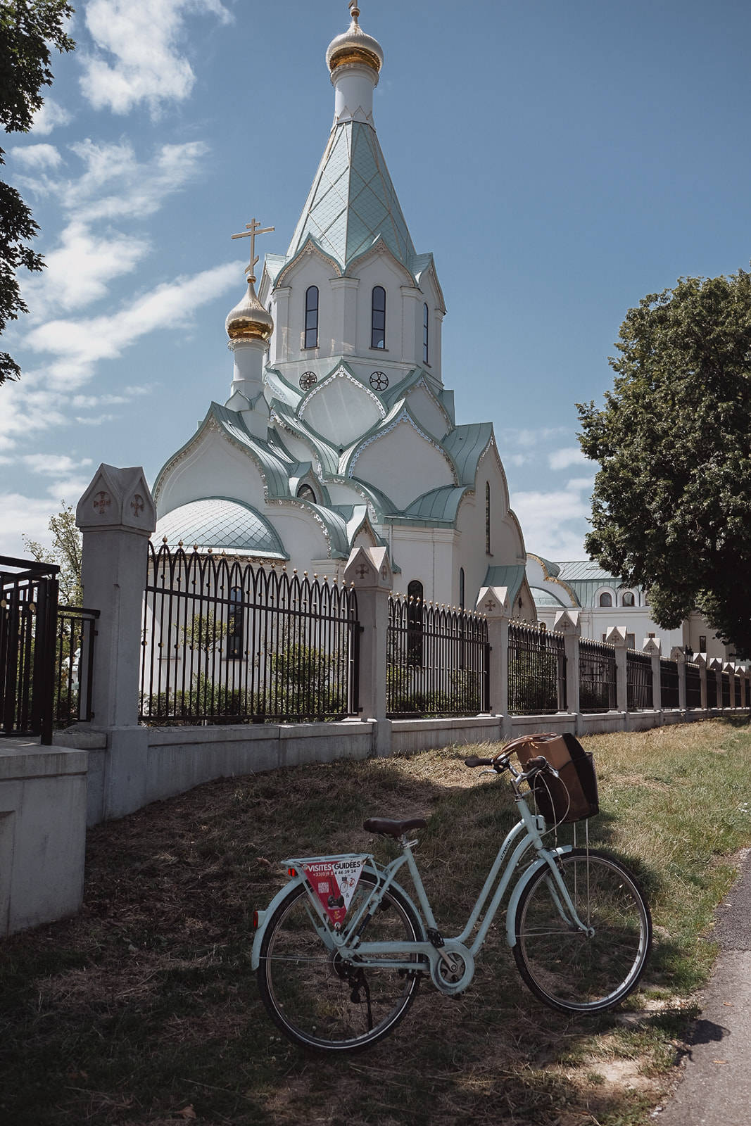 Strasbourg velo devant l'eglise orthodoxe russe de tous les saints de Strasbourg
