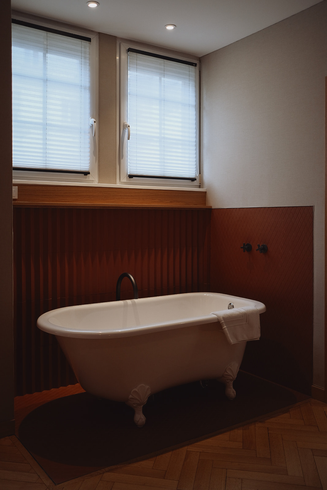 Hôtel Hannong baignoire de la salle de bain dans hotel hannong a Strasbourg
