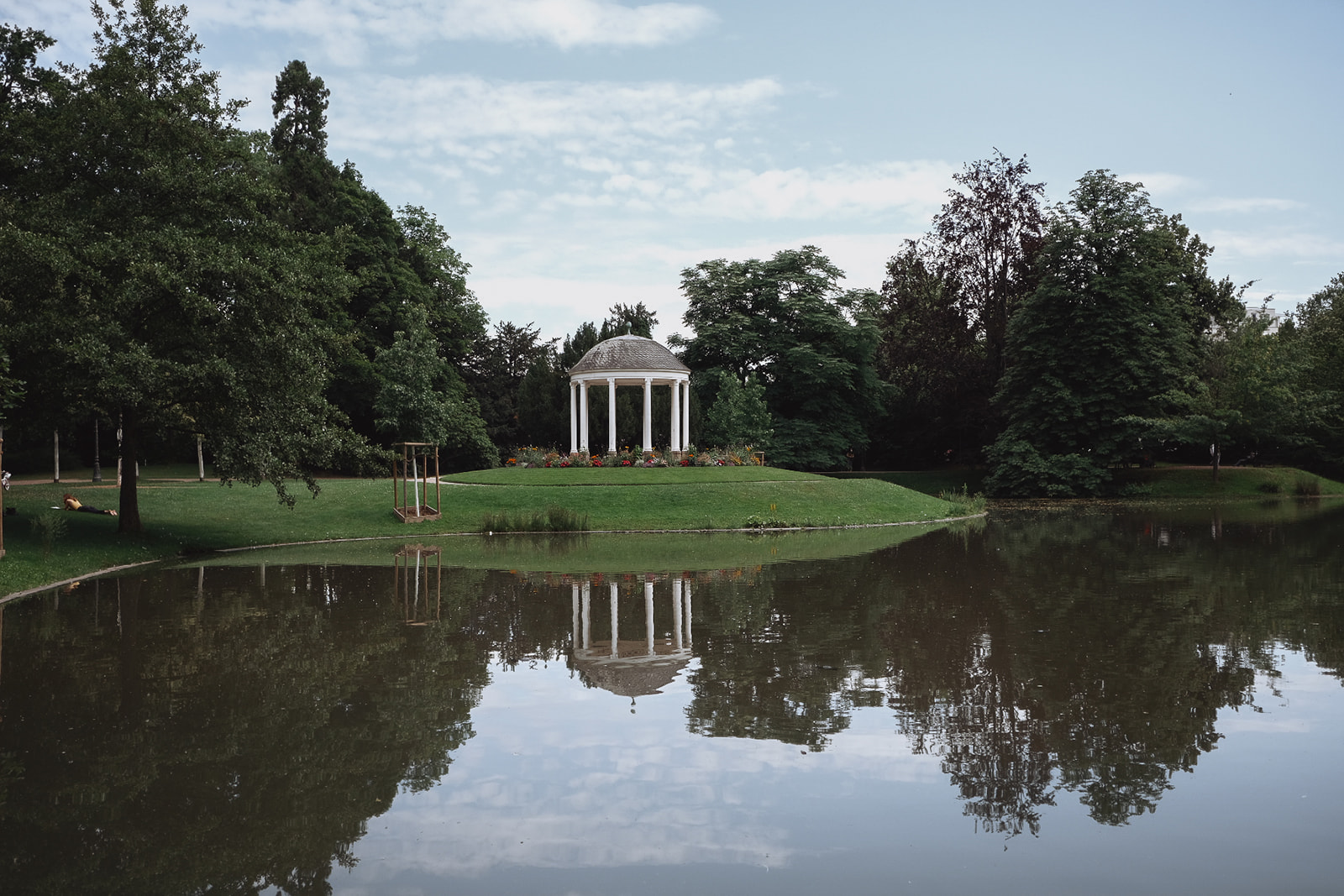 Strasbourg pavillon dans le jardin du parc de l'orangerie a Strasbourg