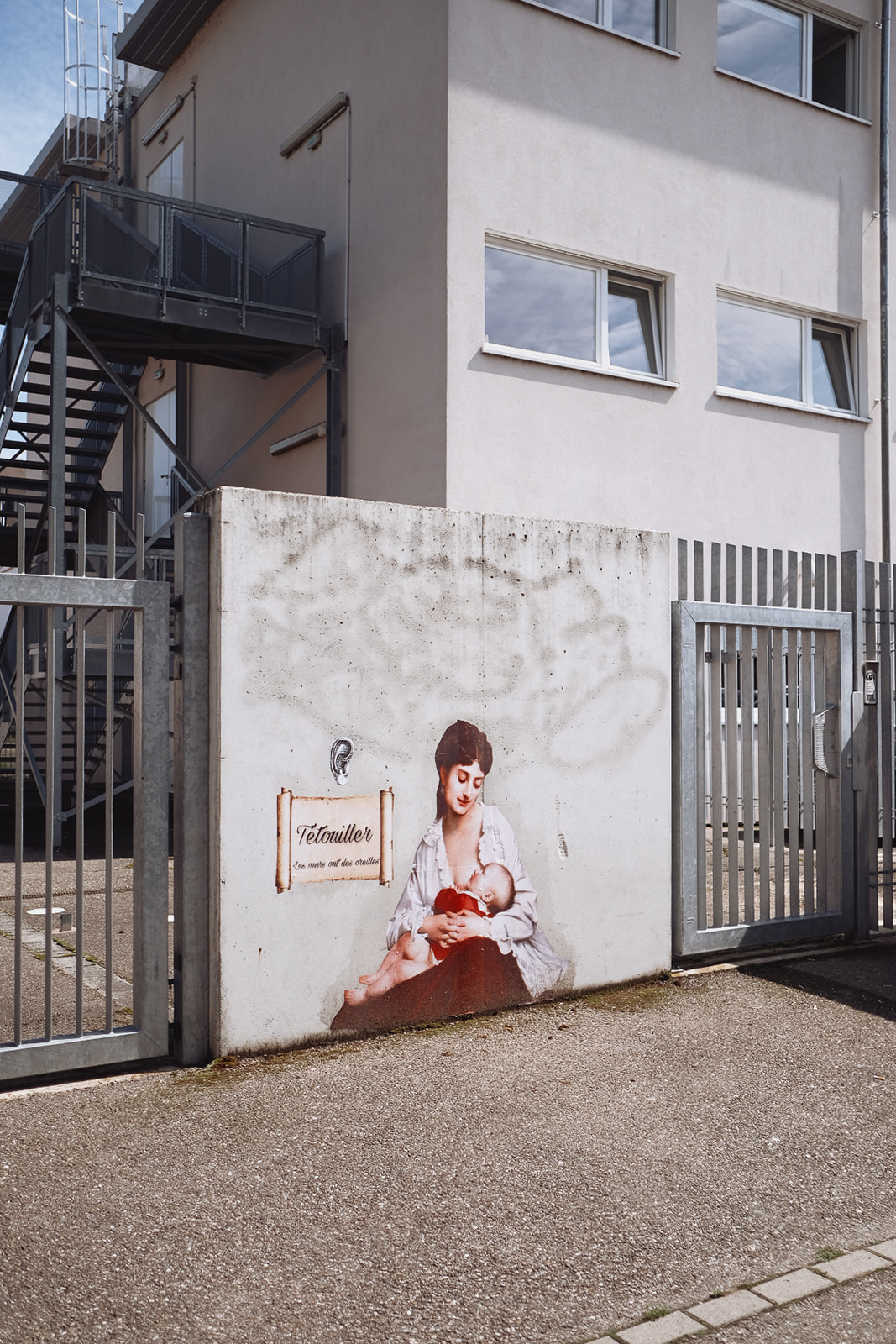 Strasbourg Graffiti femme allaitant son enfant ville de Strasbourg