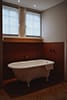 baignoire de la salle de bain dans hotel hannong a Strasbourg