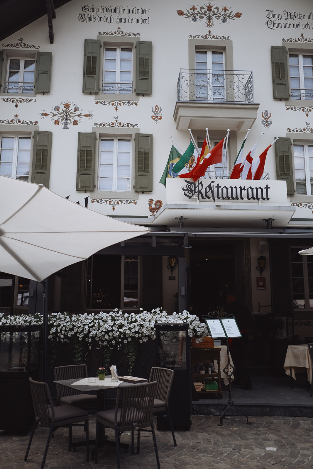 Gstaad restaurant-dans-le-village-de-gstaad