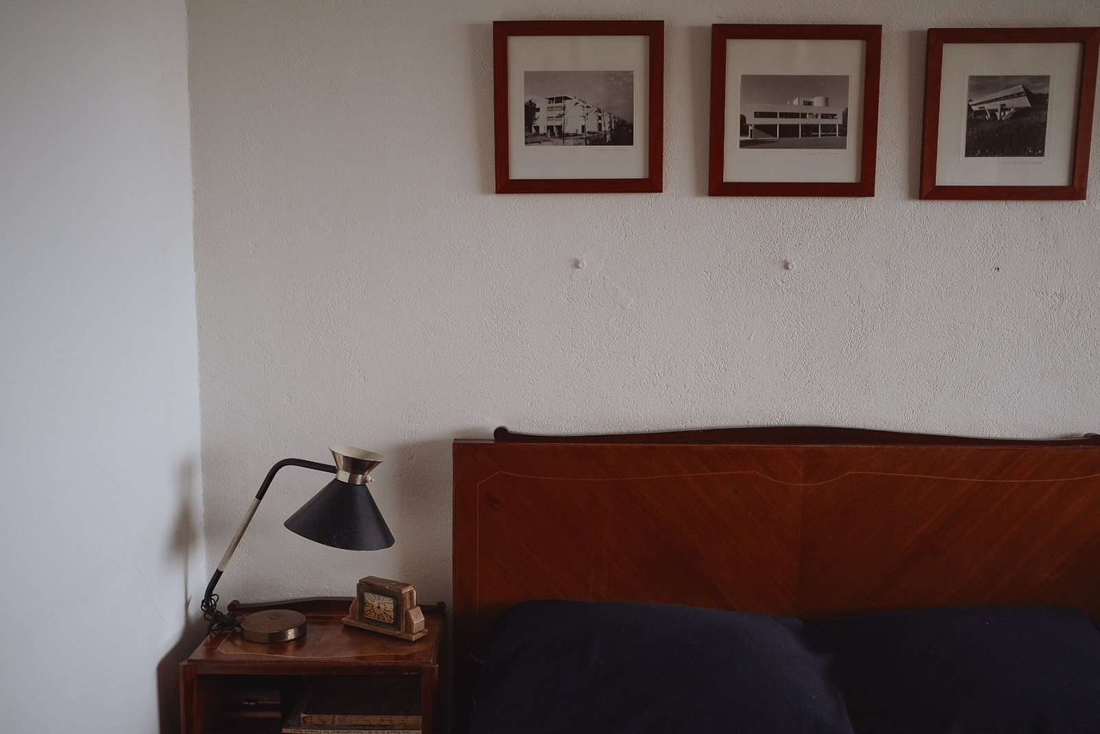 Maison Radieuse salon-lampe-canape-maison-radieuse-le-corbusier