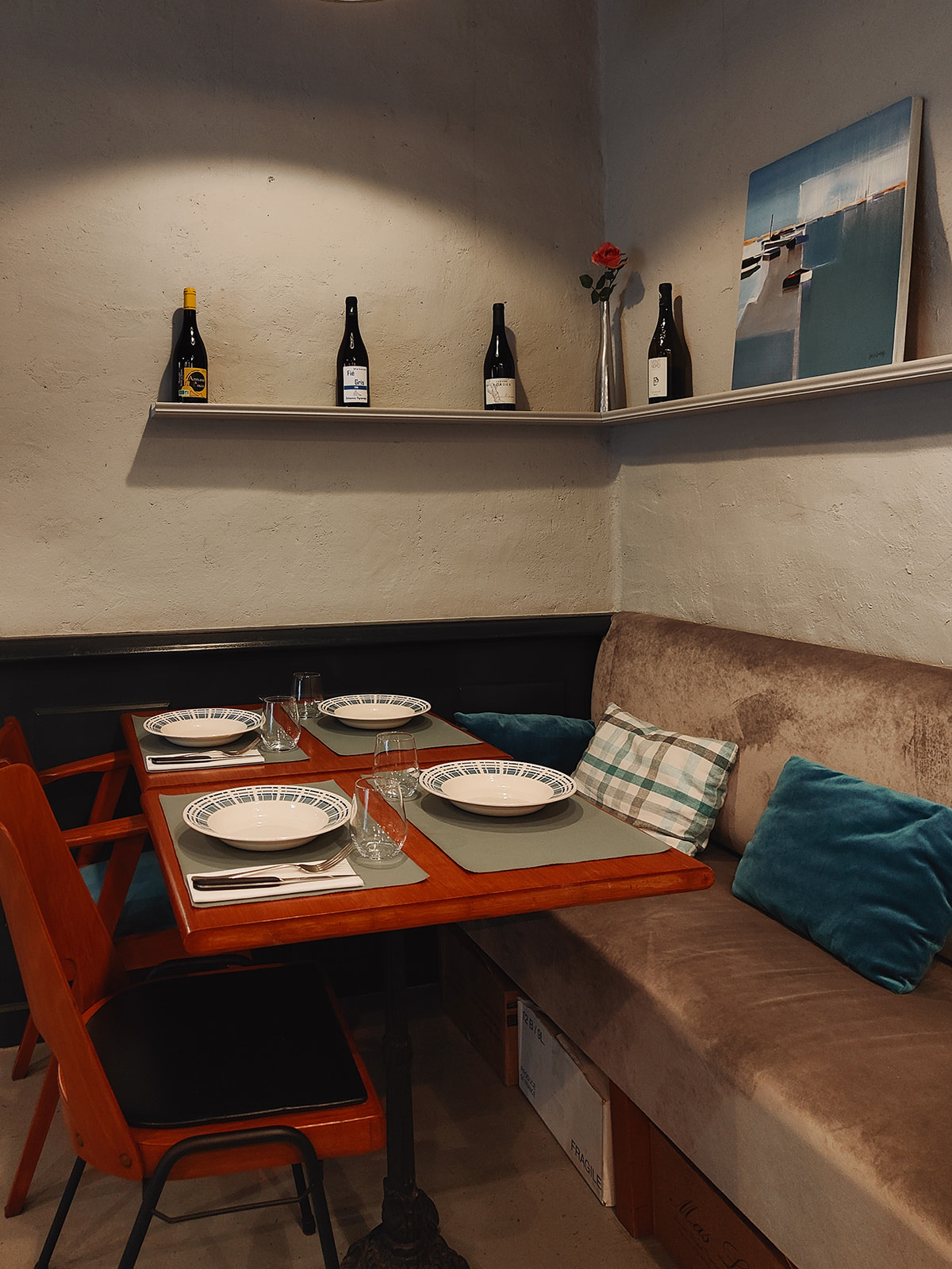 Le Petit Boucot table-dans-le-restaurant-petit-boucot