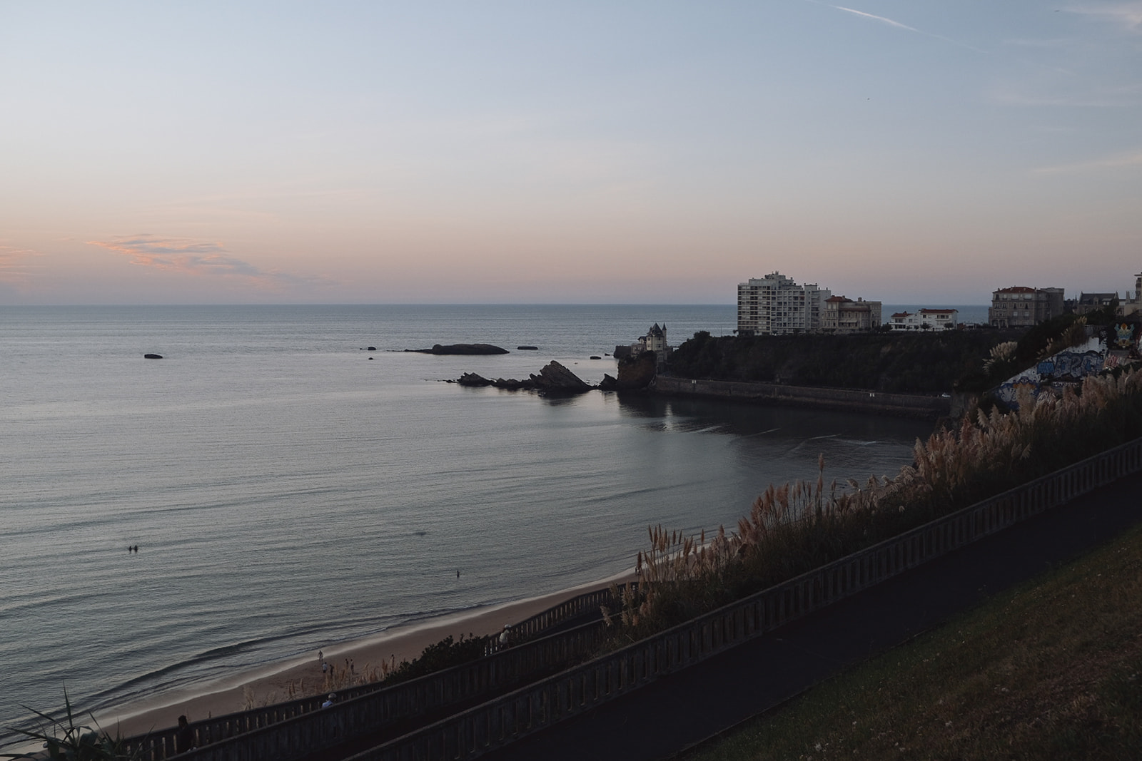 Biarritz Biarritz-plage-de-la-cote-basque-coucher-de-soleil